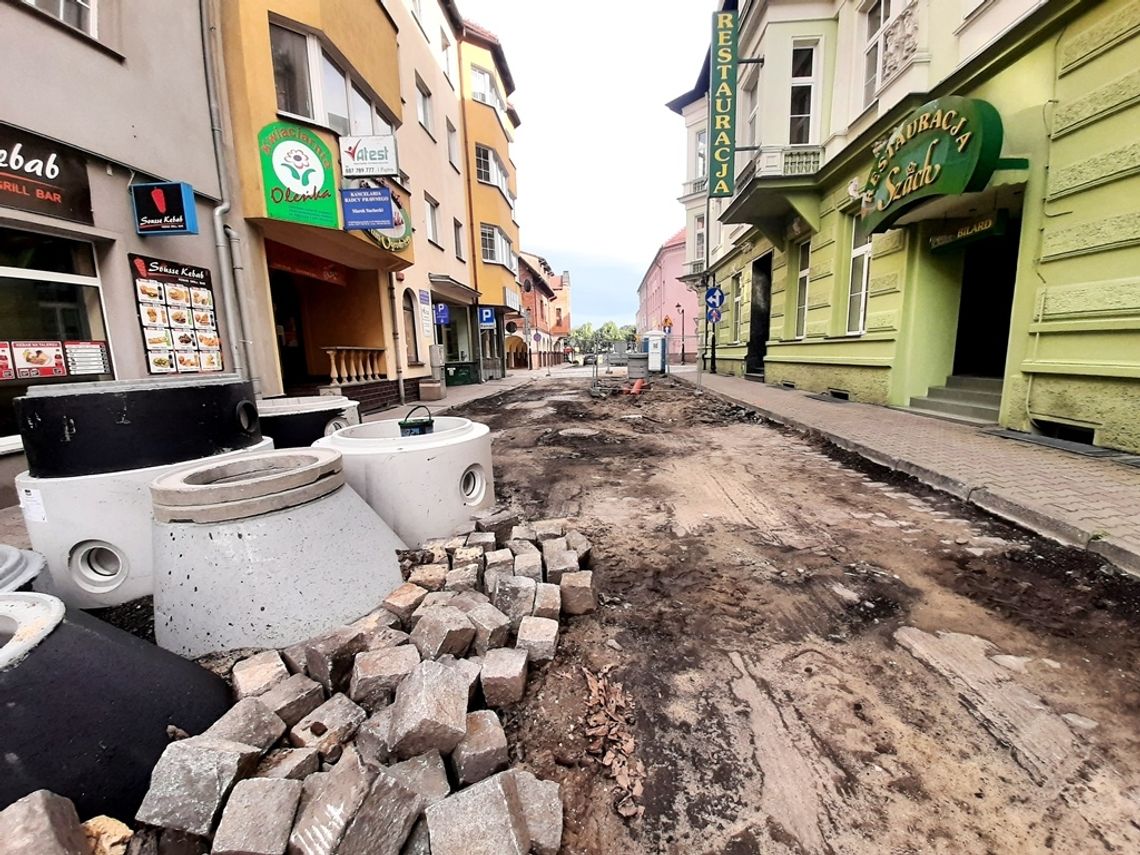 Dwa równoległe remonty uliczek na kozielskiej starówce. ZDJĘCIA