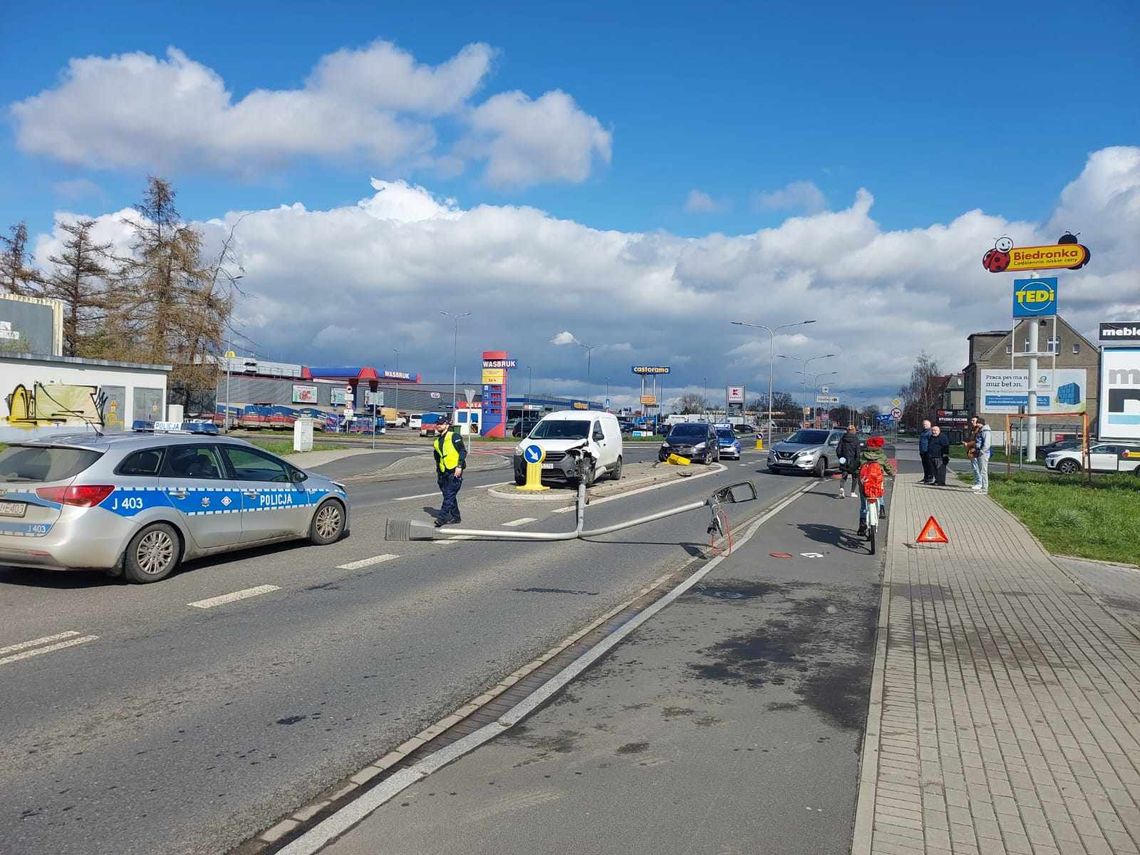 Dwa rozbite auta i przewrócona latarnia. Zdjęcia