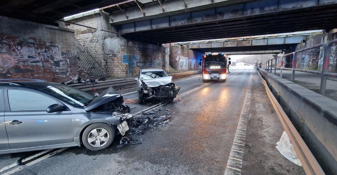 Dwa samochody zderzyły się pod wiaduktem na obwodnicy Dwa samochody zderzyły się pod wiaduktem na obwodnicy