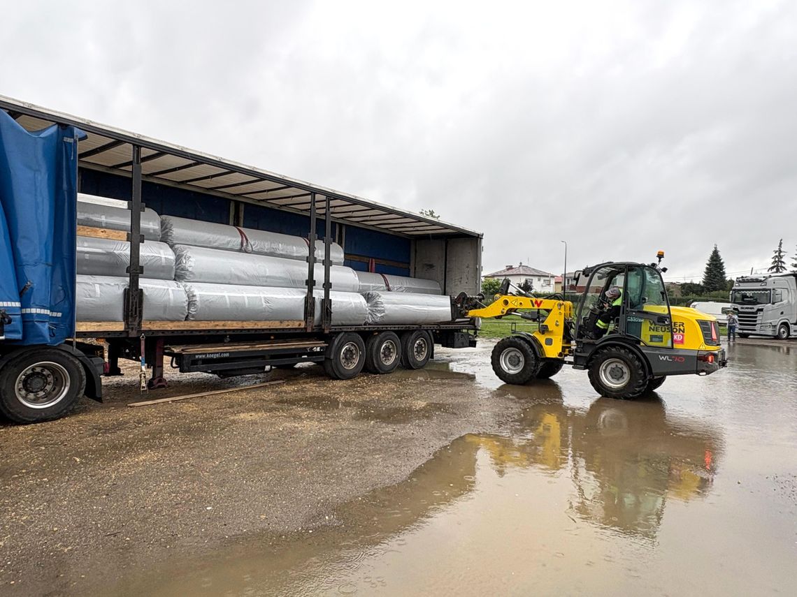 Dwa tiry z murawą dotarły na stadion przy ul. Chrobrego w Koźlu