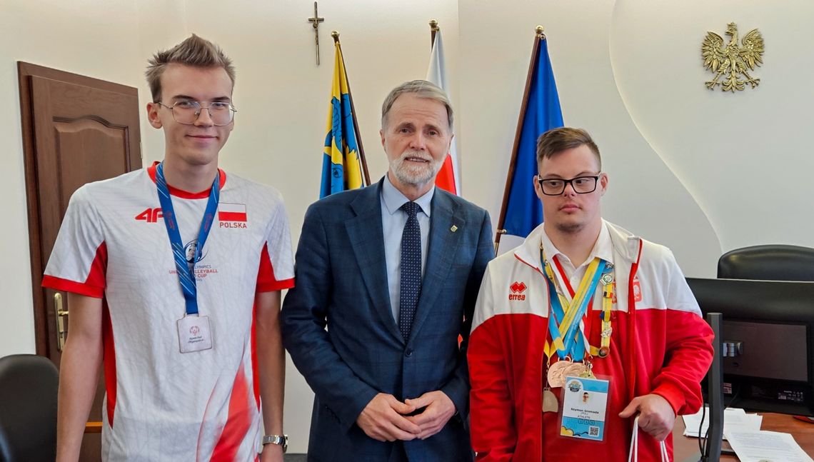 Dwaj utalentowani sportowcy z Zespołu Szkół Specjalnych odwiedzili starostę powiatu. ZDJĘCIA