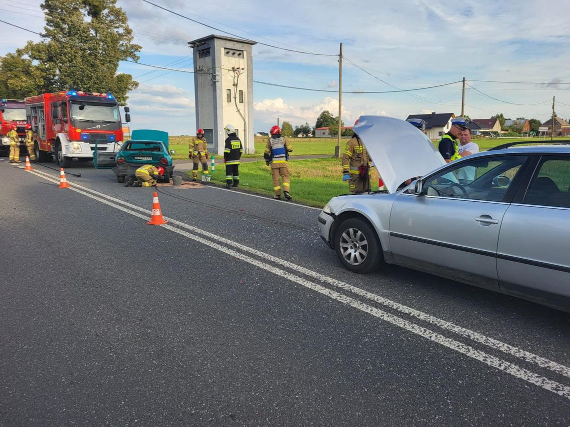 Dwie osoby trafiły do szpitala po zderzeniu samochodów na DK 40 Dwie osoby trafiły do szpitala po zderzeniu samochodów na DK 40