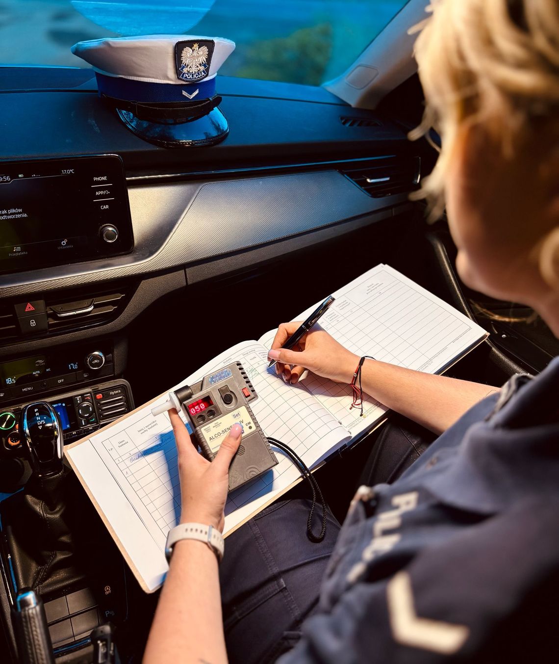 Jeden kierowca prowadził bez uprawnień, drugi dodatkowo był po alkoholu i wiózł osobę poszukiwaną