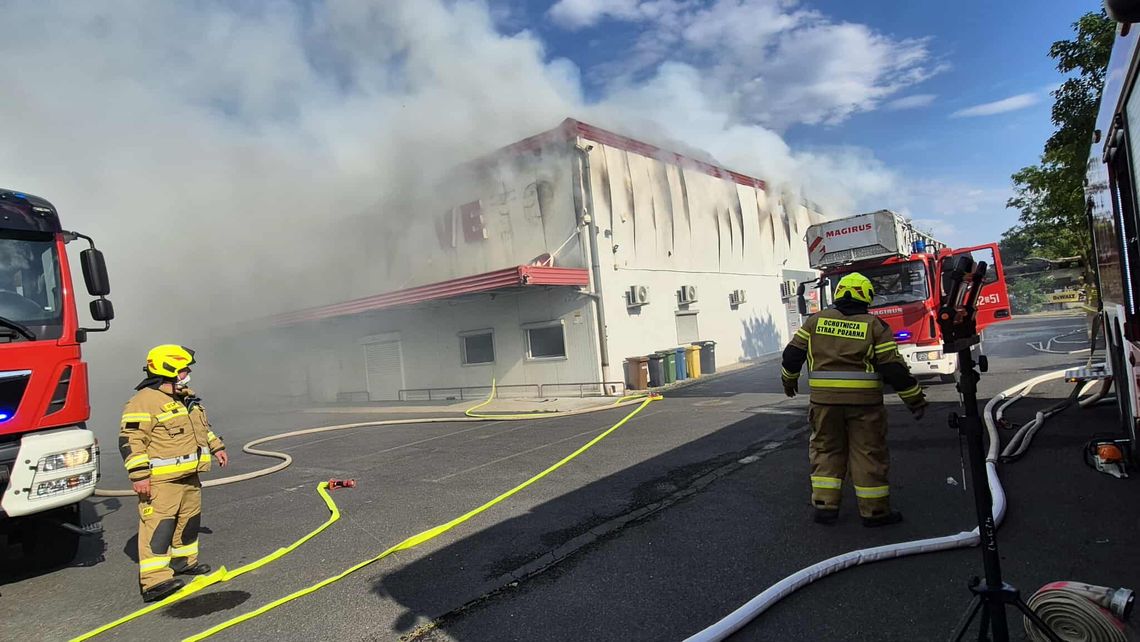 Dwóch strażaków zostało poszkodowanych w pożarze hali w Śródmieściu. Jeden trafił do szpitala