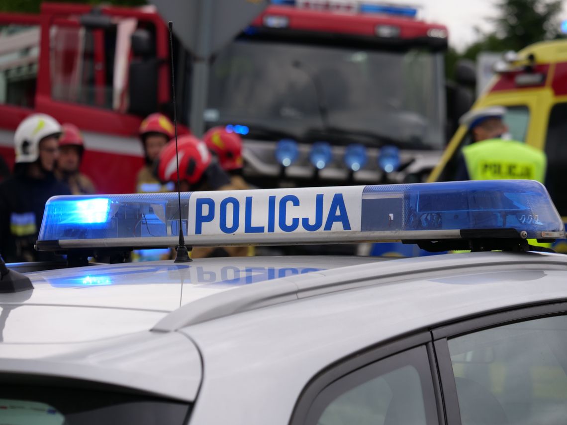 Dwoje małych dzieci zatrzaśniętych w aucie. Interweniowali strażacy Dwoje małych dzieci zatrzaśniętych w aucie. Interweniowali strażacy