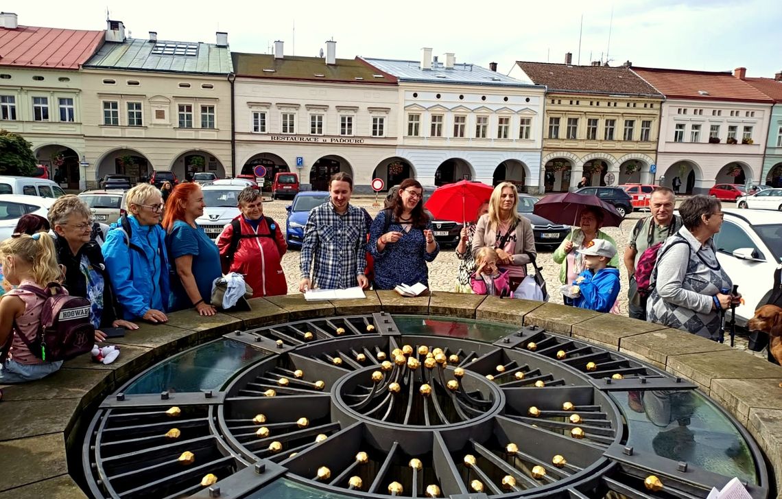 Dziadkowie z wnukami odkrywali uroki Czech. Spędzili dzień w Nové Město nad Metují. ZDJĘCIA
