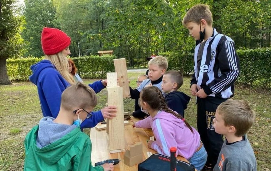 Dzieci i seniorzy budowali domki dla owadów podczas pikniku w Nadleśnictwie Kędzierzyn. ZDJĘCIA