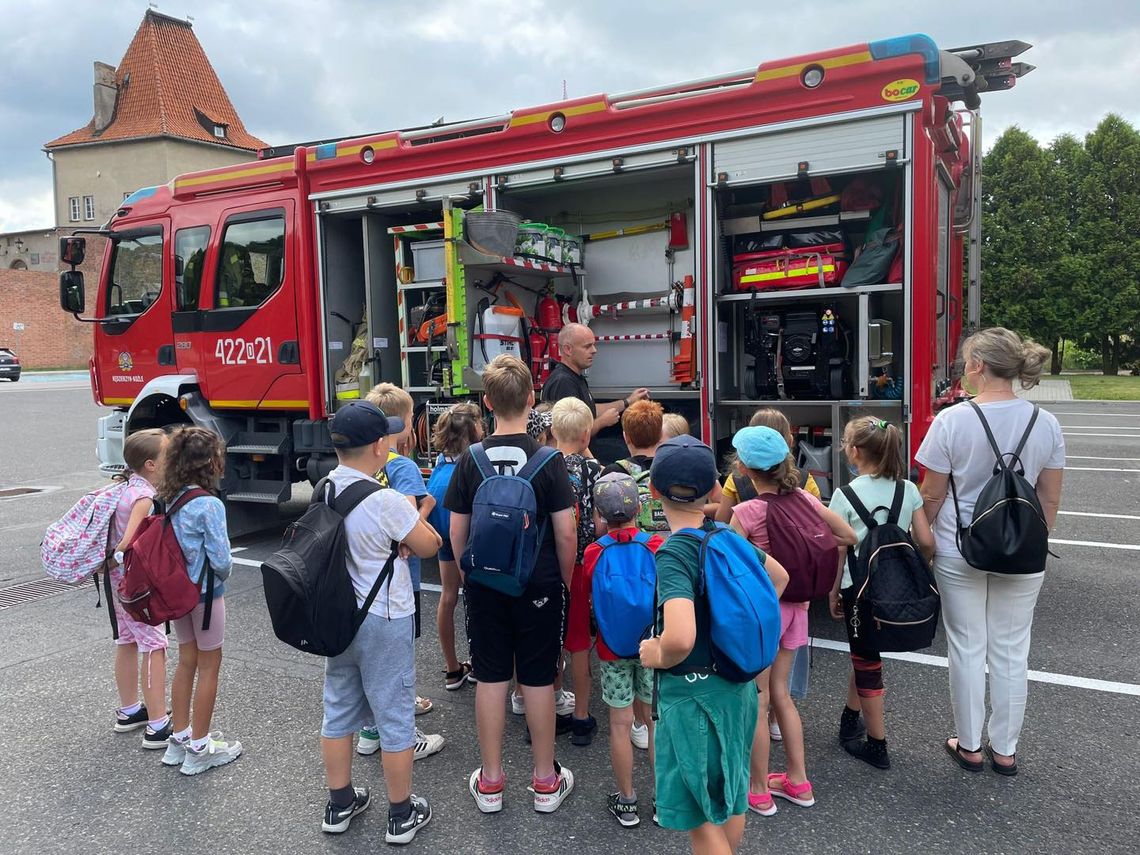 Dzieci odwiedziły strażaków z komendy w Kędzierzynie-Koźlu. ZDJĘCIA