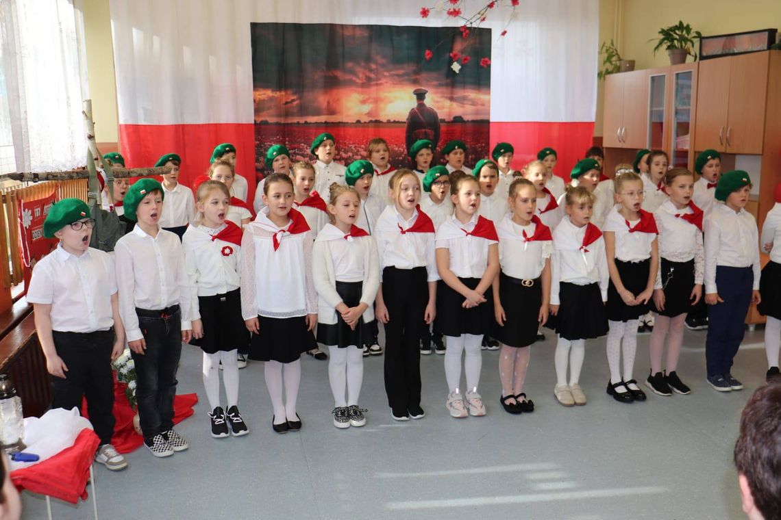 Dzieci oraz seniorzy jednym głosem o Ojczyźnie. ZDJĘCIA Dzieci oraz seniorzy jednym głosem o Ojczyźnie. ZDJĘCIA