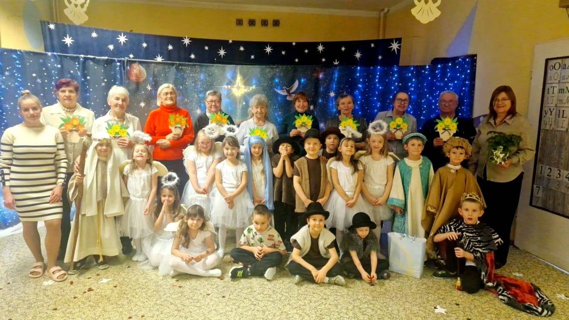 Dzieci pięknie odegrały swoje role. Jasełka z seniorami. ZDJĘCIA