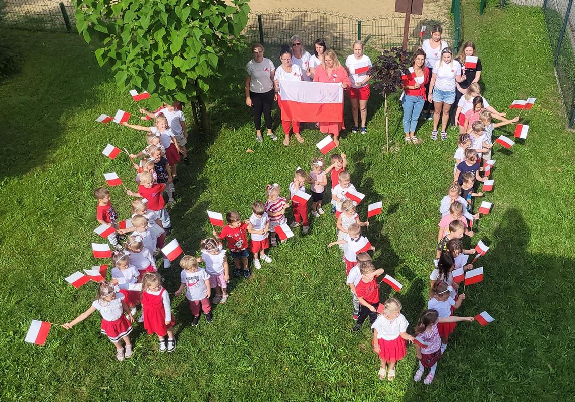 Dzieci z przedszkola w Kłodnicy uczciły 81. rocznicę wybuchu Powstania Warszawskiego