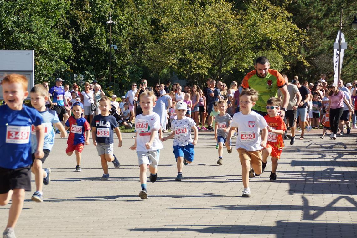 Dziecięce emocje na trasie biegu "Gaz-System na piątkę!". ZDJĘCIA