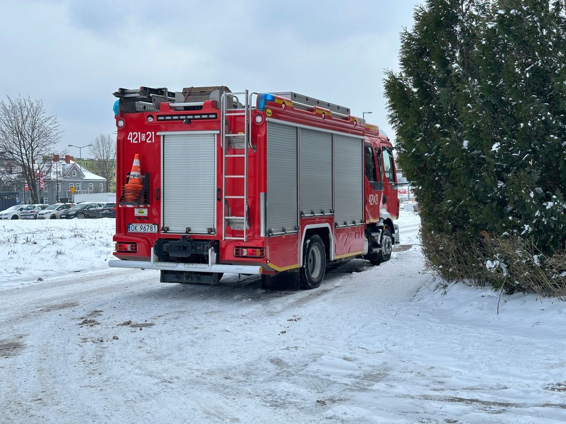 Dziecko zatrzasnęło się w samochodzie, kiedy matka odśnieżała szyby
