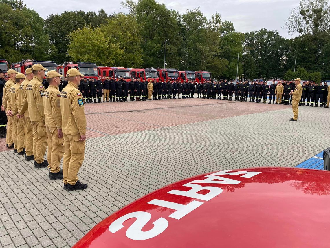 DZIĘKUJEMY strażakom, którzy z różnych rejonów Polski, przyjechali pomóc w walce z powodzią. ZDJĘCIA