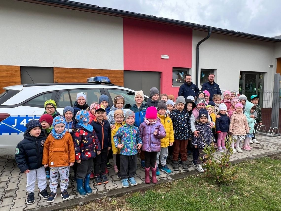 Dzielnicowi odwiedzili przedszkolaków w Mechnicy. Opowiedzieli dzieciom o bezpieczeństwie na drodze Dzielnicowi odwiedzili przedszkolaków w Mechnicy. Opowiedzieli dzieciom o bezpieczeństwie na drodze