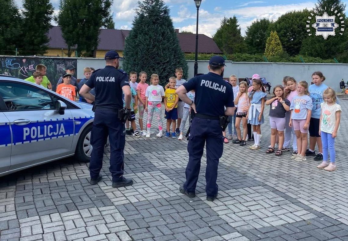 Dzielnicowi z wizytą na półkolonii. ZDJĘCIA