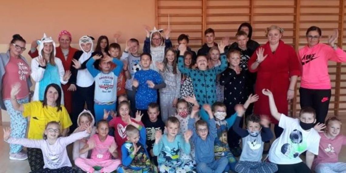 Dzień Piżamy ma głęboki, bo ludzki, wymiar. W szkole w Roszowickim Lesie wiedzą o tym dobrze. ZDJĘCIA