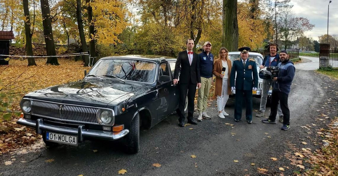 Dziennikarze TVN odwiedzili kozielską stadninę koni na wyspie... z powodu starych samochodów. ZDJĘCIA