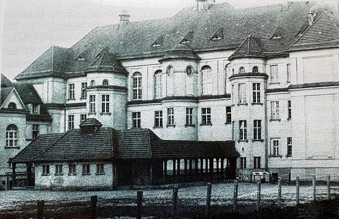 Dziś po tym przybytku na zapleczu szkoły nie ma już śladu. ZDJĘCIA