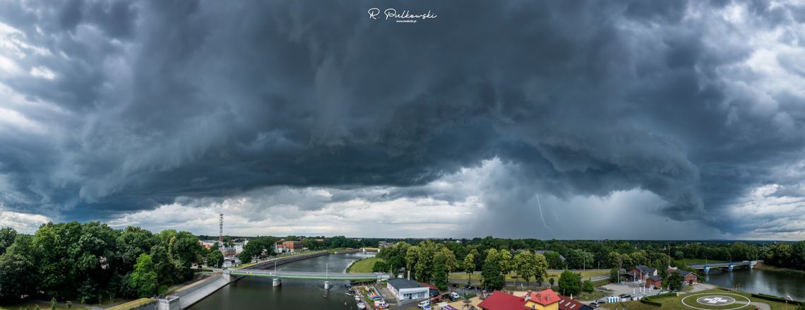 Dzisiaj możliwe burze z gradem i wiatr nawet do 100 km/h Dzisiaj możliwe burze z gradem i wiatr nawet do 100 km/h