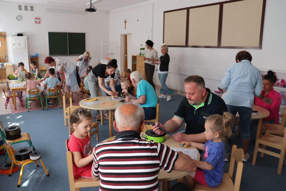 e-Bukiet ułożony z fiołków i magnolii