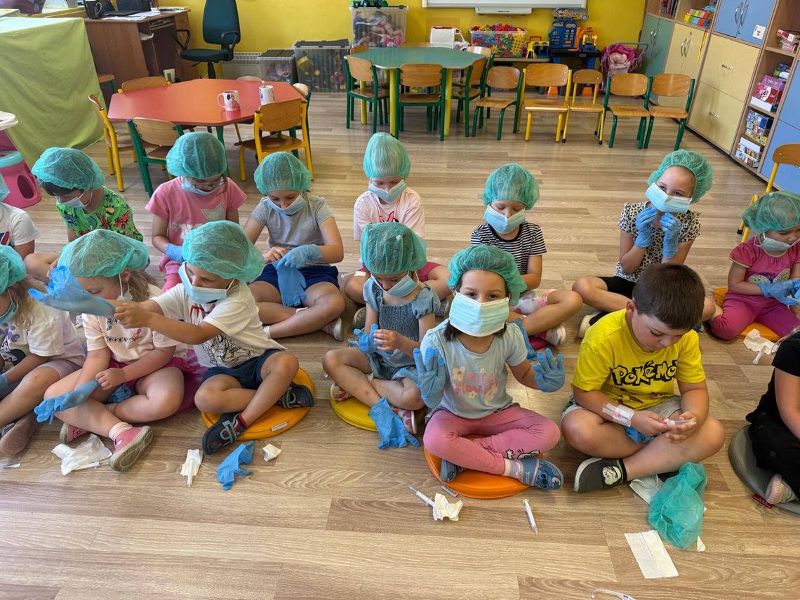 Edukacja zdrowotna od najmłodszych lat. Przedszkolaki z Poborszowa poznawały medyczny świat. ZDJĘCIA Edukacja zdrowotna od najmłodszych lat. Przedszkolaki z Poborszowa poznawały medyczny świat. ZDJĘCIA