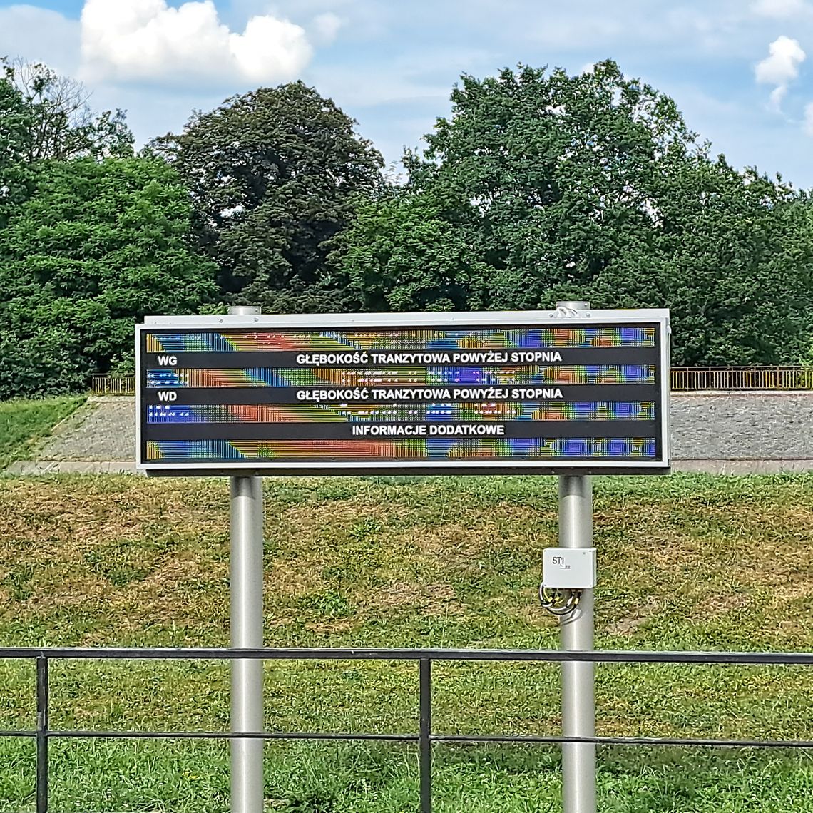 Elektroniczna tablica informacyjna przy śluzie Koźle Elektroniczna tablica informacyjna przy śluzie Koźle