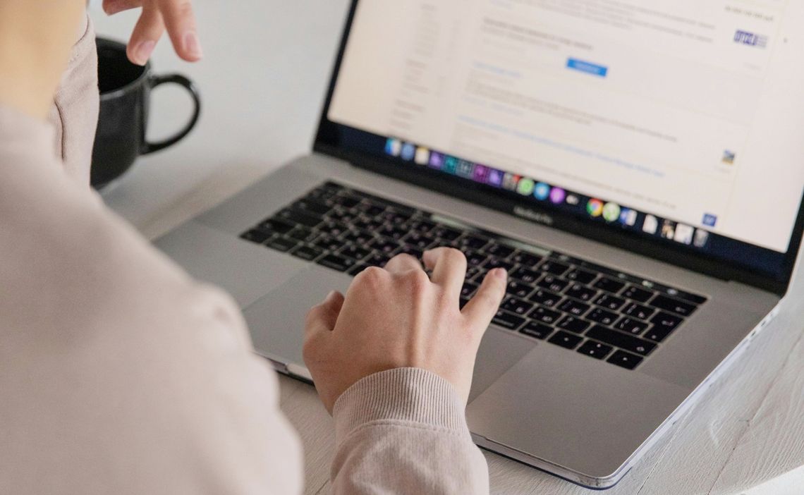 Fałszywe linki i kody QR - oszuści okradli mieszkanki powiatu