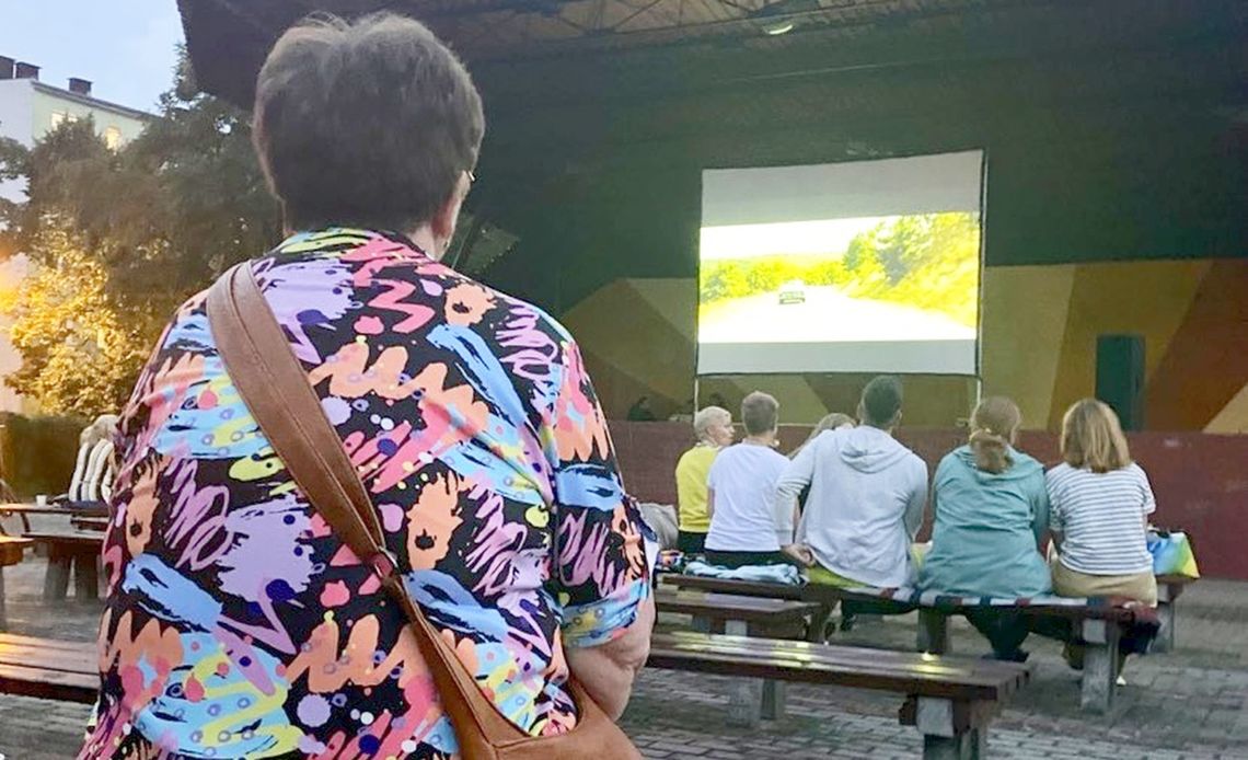 Familijne kino pod chmurką z okazji Dnia Seniora. ZDJĘCIA