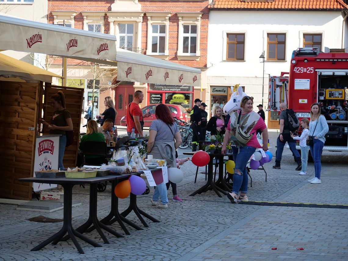 Festyn charytatywny na kozielskim rynku. Zbierali na rzecz Ukrainy Festyn charytatywny na kozielskim rynku. Zbierali na rzecz Ukrainy
