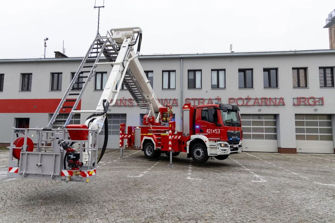 Flota pojazdów JRG-1 powiększyła się o 23-metrowy podnośnik. ZDJĘCIA