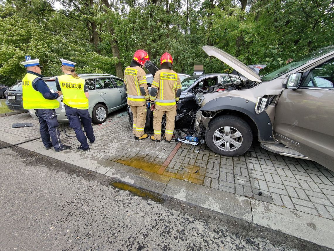Ford staranował kilka zaparkowanych samochodów na alei Partyzantów