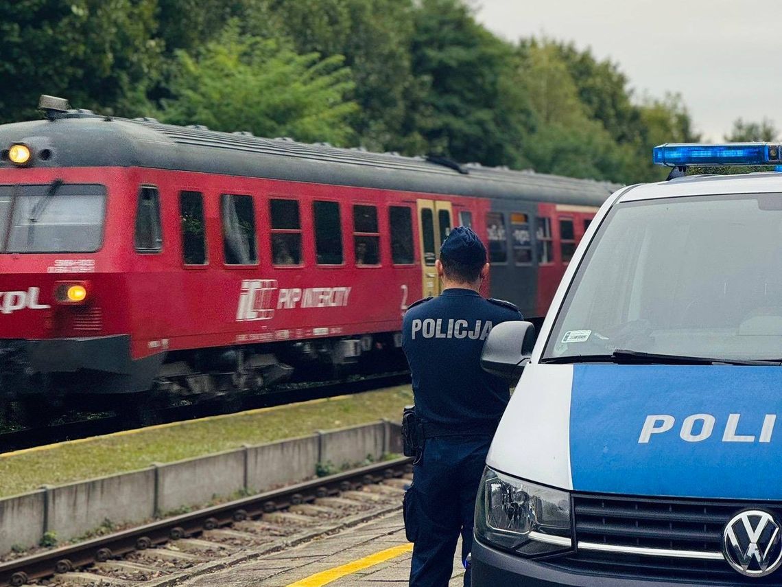 Funkcjonariusze policji na dworcach kolejowych. ZDJĘCIA