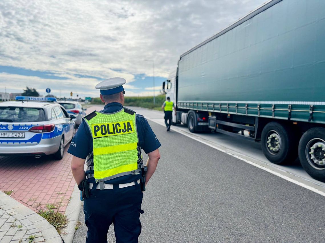 Funkcjonariusze stwierdzili 5 naruszeń przepisów ustawy o transporcie drogowym. ZDJĘCIA