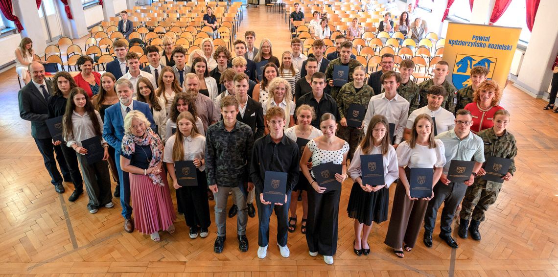 Gala „Asy Powiatu 2025”: talenty z całego powiatu nagrodzone. Wyróżniono 48 najzdolniejszych uczniów