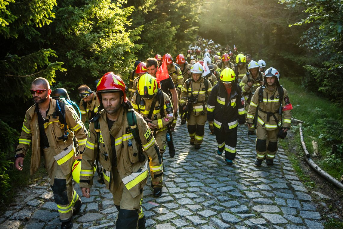 Gaszą pożary, a w Karkonoszach rozpalili nadzieję!