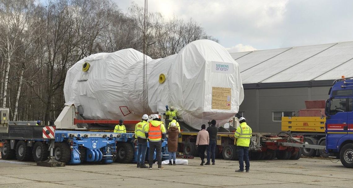 Gigantyczny transport z basenu portowego w Azotach. ZDJĘCIA