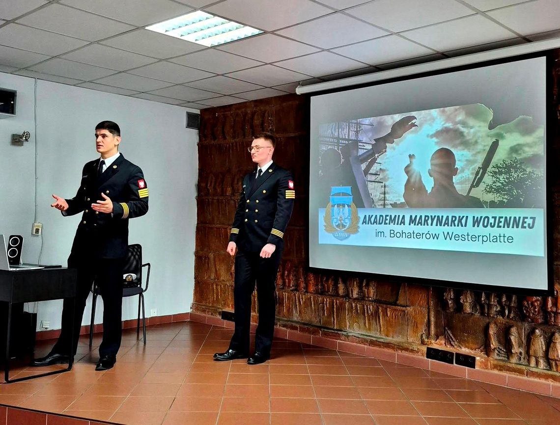 Goście z Akademii Marynarki Wojennej w Gdyni z wizytą w kozielskiej "Żegludze" Goście z Akademii Marynarki Wojennej w Gdyni z wizytą w kozielskiej "Żegludze"