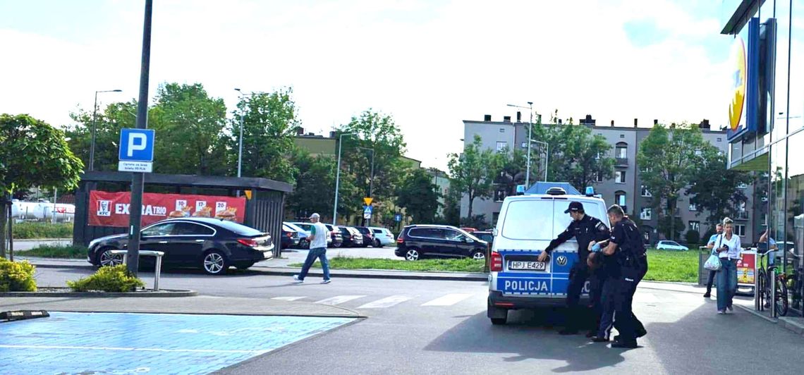 Groził, że zabije ochroniarza w Lidlu piłą do drewna. Zarzuty i areszt dla 36-letniego mężczyzny