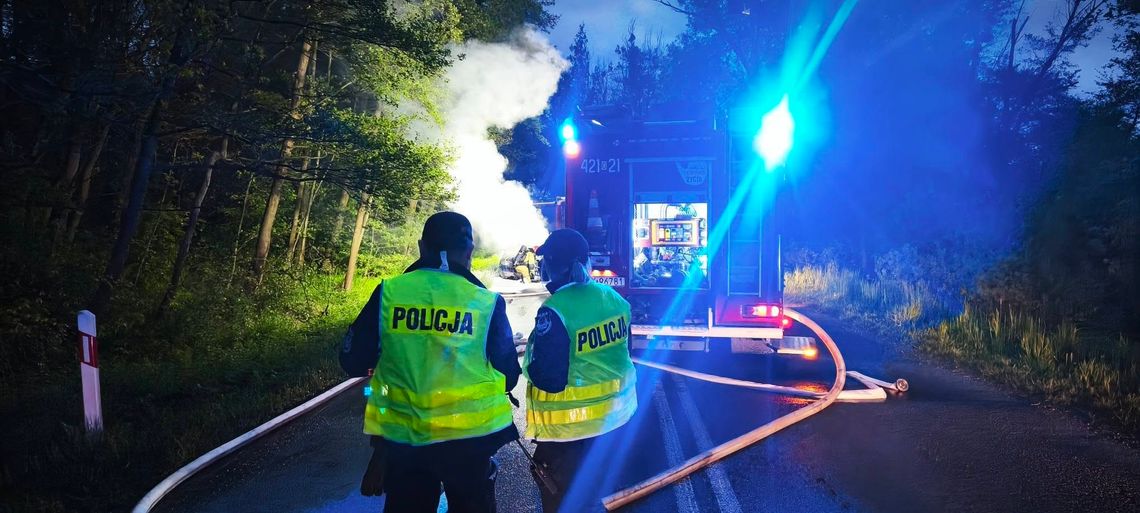 Groźne zdarzenie na drodze wojewódzkiej. Audi zapaliło się podczas jazdy. ZDJĘCIA Groźne zdarzenie na drodze wojewódzkiej. Audi zapaliło się podczas jazdy. ZDJĘCIA