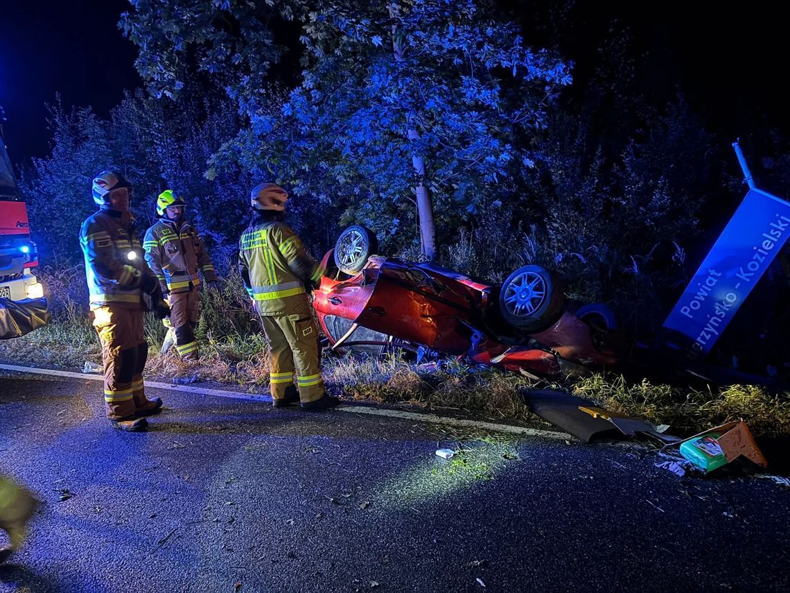 Kierowca Seata Ibizy nie dostosował prędkości do warunków. Wypadł z drogi i dachował