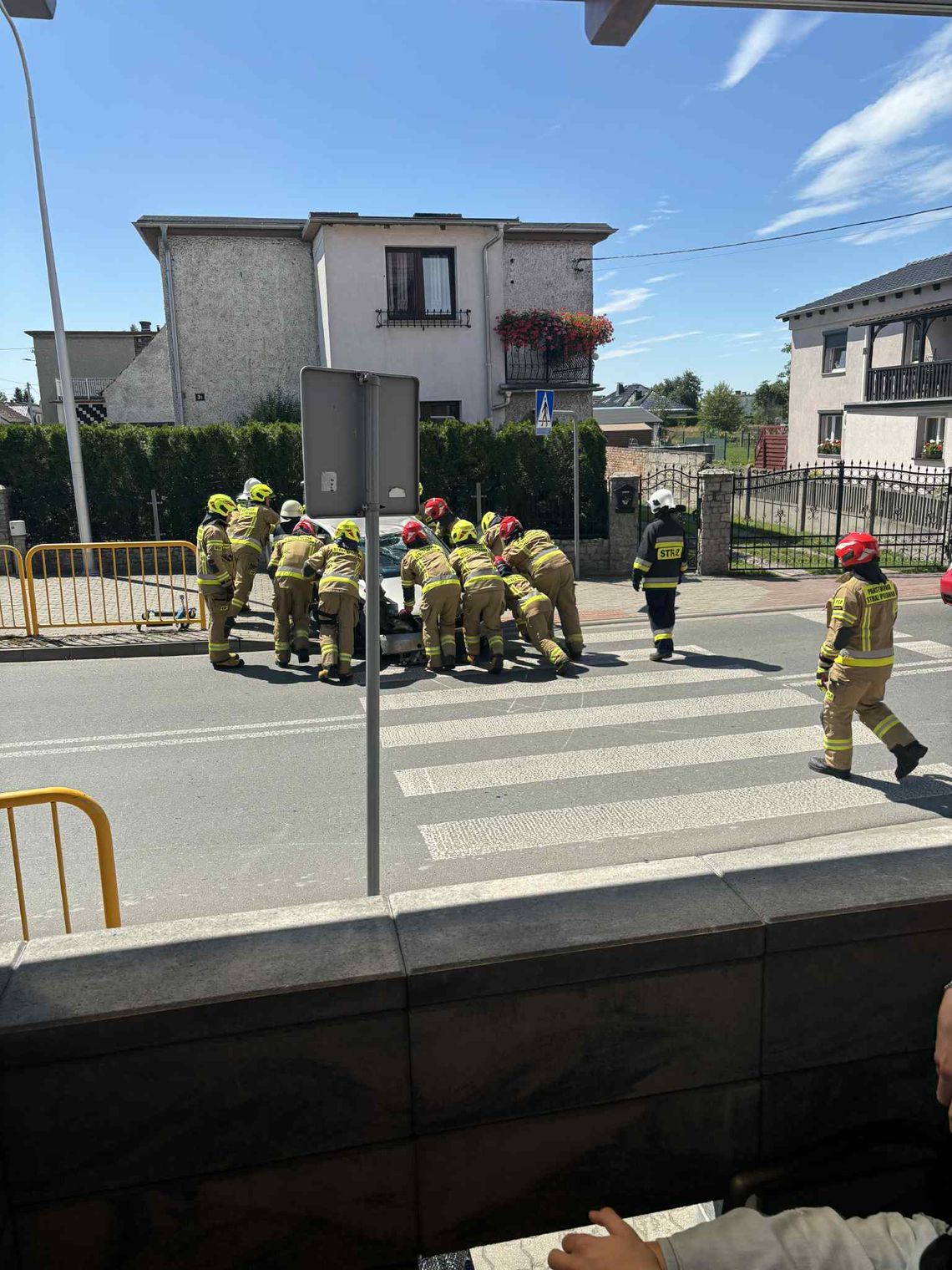 Groźne zdarzenie na skrzyżowaniu w Cisowej. Dachowanie osobówki - kierowca uwięziony w pojeździe