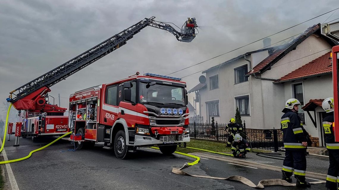 Groźny pożar domu w Cisku. W akcji siedem zastępów straży pożarnej
