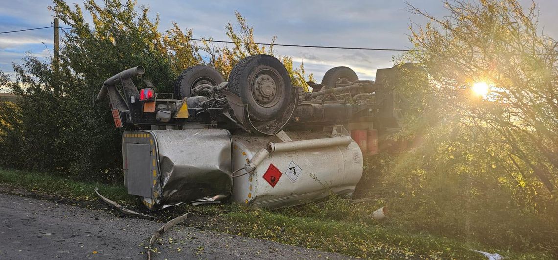 Groźny wypadek cysterny przewożącej olej napędowy. Interweniowali strażacy z Kędzierzyna-Koźla