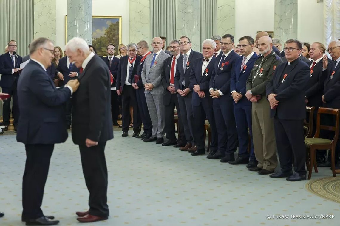 Grzegorz Peczkis z Kędzierzyna-Koźla wśród odznaczonych przez Prezydenta RP Grzegorz Peczkis z Kędzierzyna-Koźla wśród odznaczonych przez Prezydenta RP