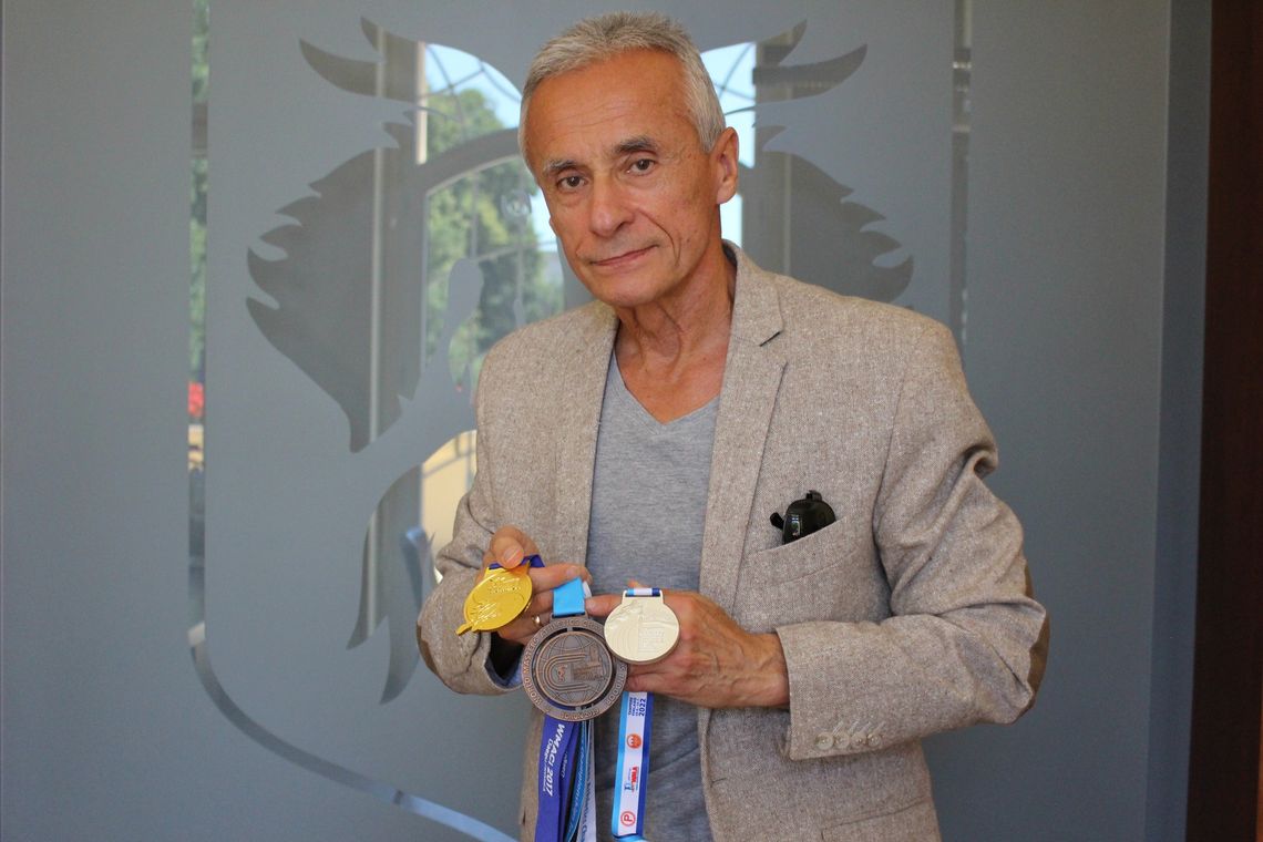 Henryk Szymura zaprezentował swoje najnowsze trofeum Henryk Szymura zaprezentował swoje najnowsze trofeum