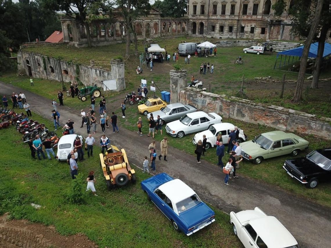 II Zlot Pojazdów Zabytkowych przy ruinach pałacu w Sławikowie