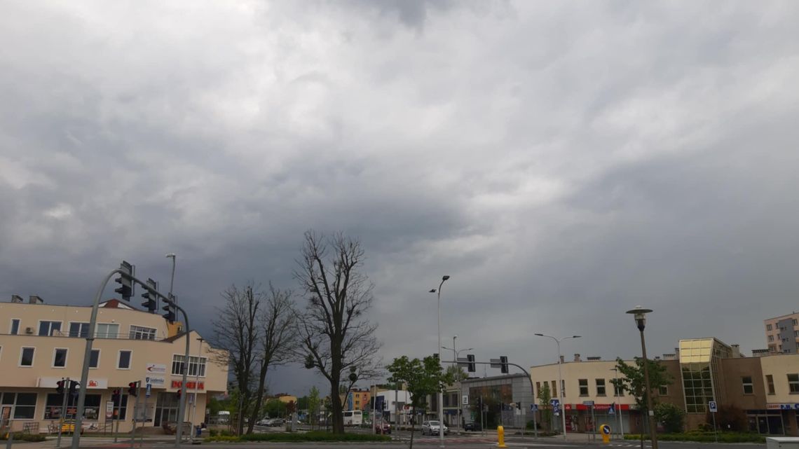 IMGW ostrzega: możliwe silne burze z gradem w regionie. Obowiązuje drugi stopień zagrożenia!