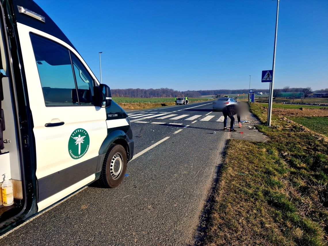 Inspektorzy z Kędzierzyna-Koźla pomogli poszkodowanym w kolizji drogowej