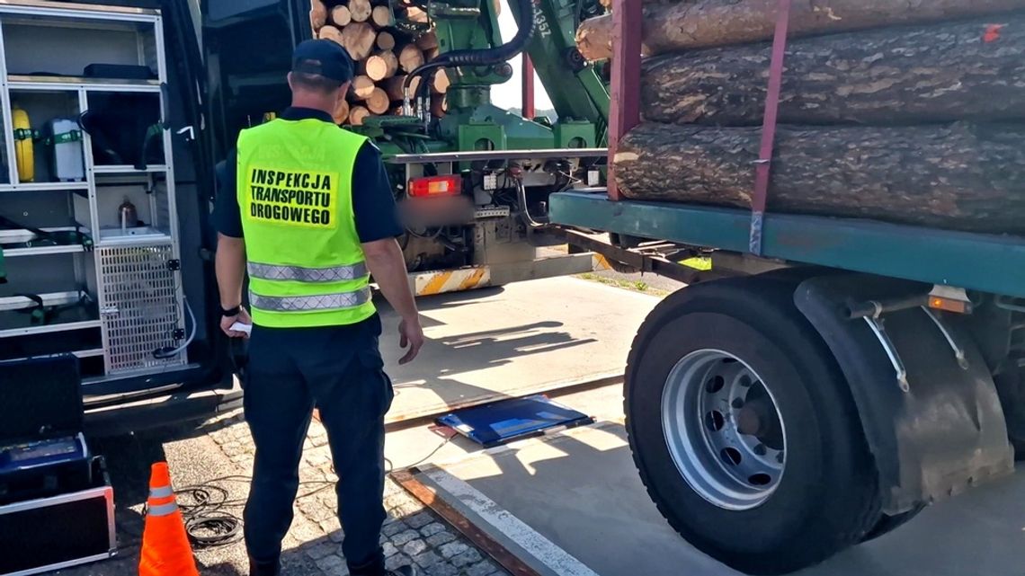 Inspektorzy z Kędzierzyna-Koźla zatrzymali przeładowany transport drewna